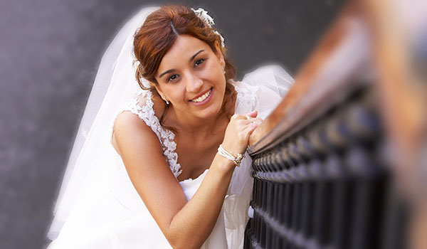 La novia posa para el fotógrafo de la boda en unas escaleras. San Sebastian, Guipuzcoa, Euskadi