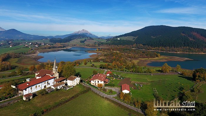 Fotografía aérea con drone del embalse de Urkulu